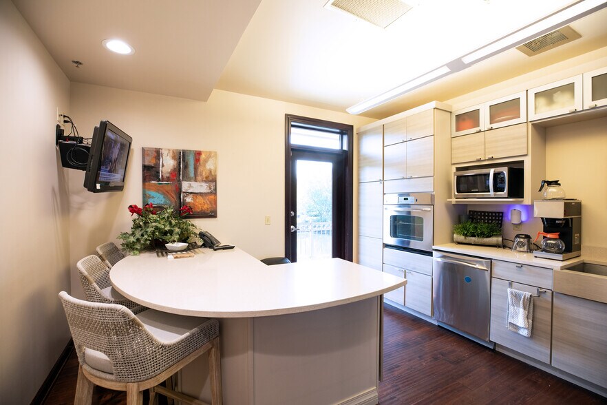 More Photos Of 6710 W 121st St, Overland Park Office For Sale