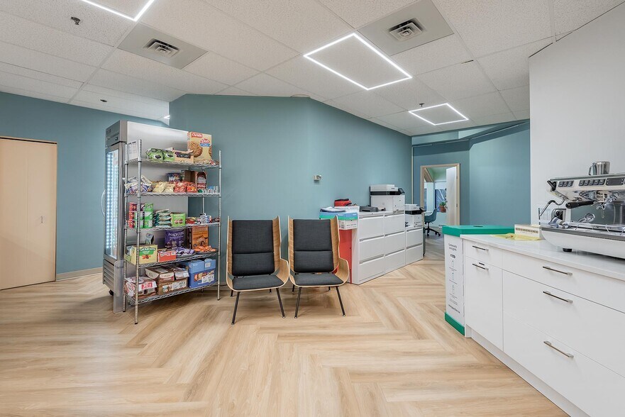 More Photos Of 50 Rue Saint-Charles O, Longueuil Medical For Lease