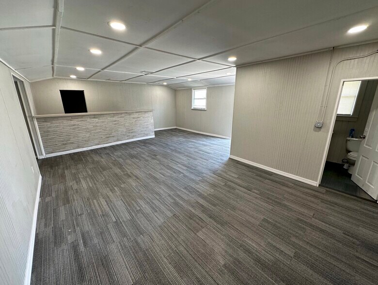 More Photos Of 1604 Olive St, Lakeland Industrial For Sale