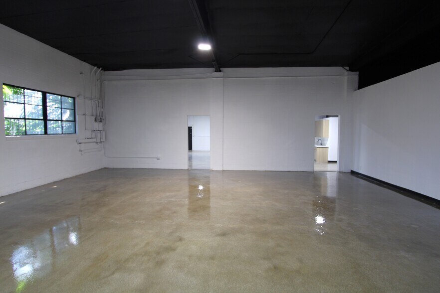 More Photos Of 2124-2134 Floyd St, Burbank Warehouse For Lease