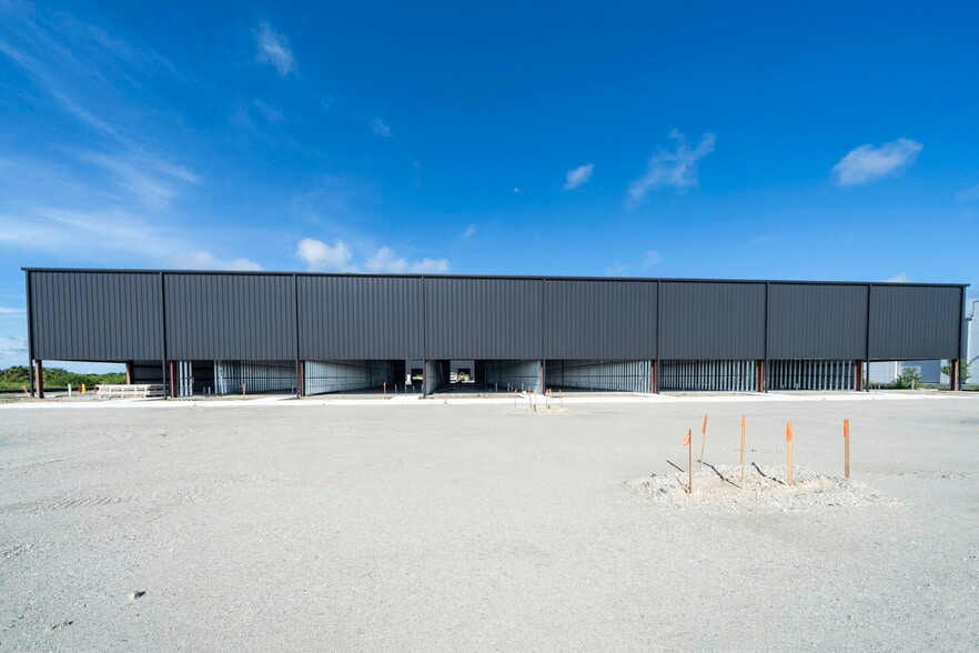 More Photos Of 8411-8419 Duffie Dr, Punta Gorda Industrial For Sale