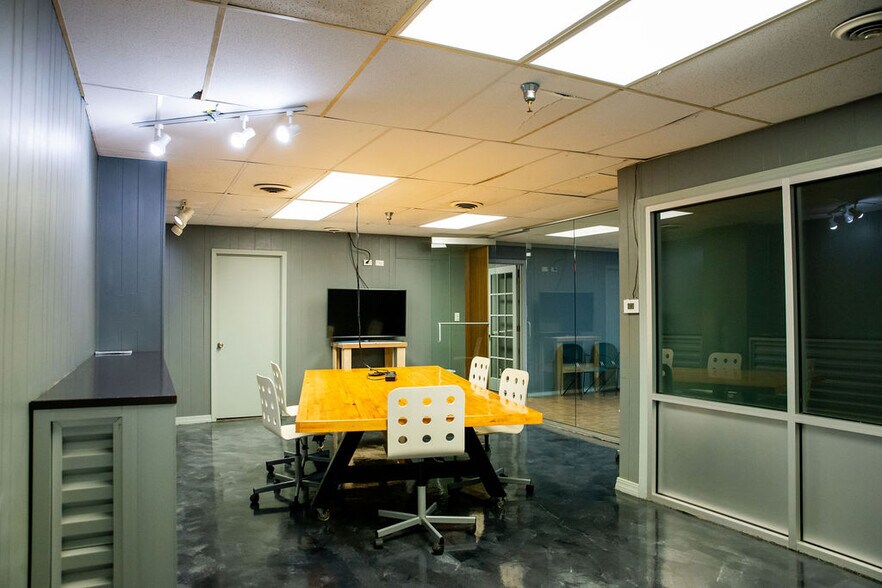 More Photos Of 1630 N Eldon Ave, Springfield Unknown For Lease