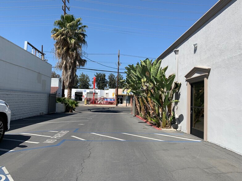 More Photos Of 6944 Reseda Blvd, Reseda Freestanding For Lease