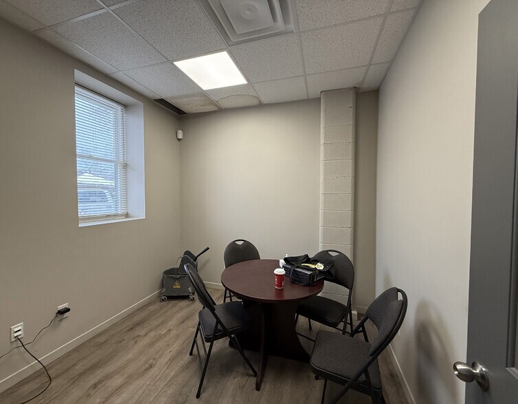 More Photos Of 108 Parkdale Ave N, Hamilton Freestanding For Sale