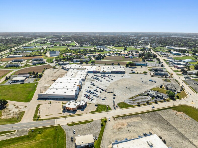 More Photos Of 1645 N Spring St, Beaver Dam Department Store For Sale