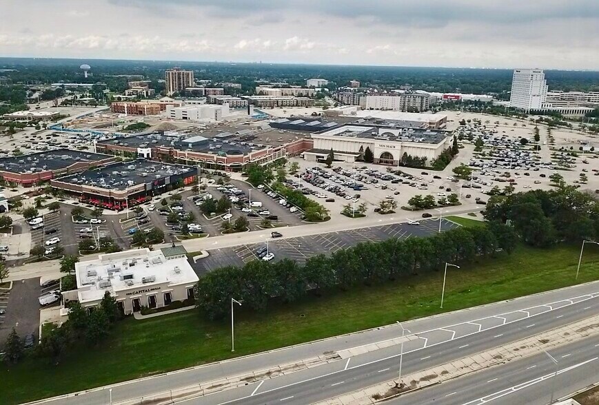 More Photos Of 87 Yorktown Shopping Ctr, Lombard Restaurant For Sale