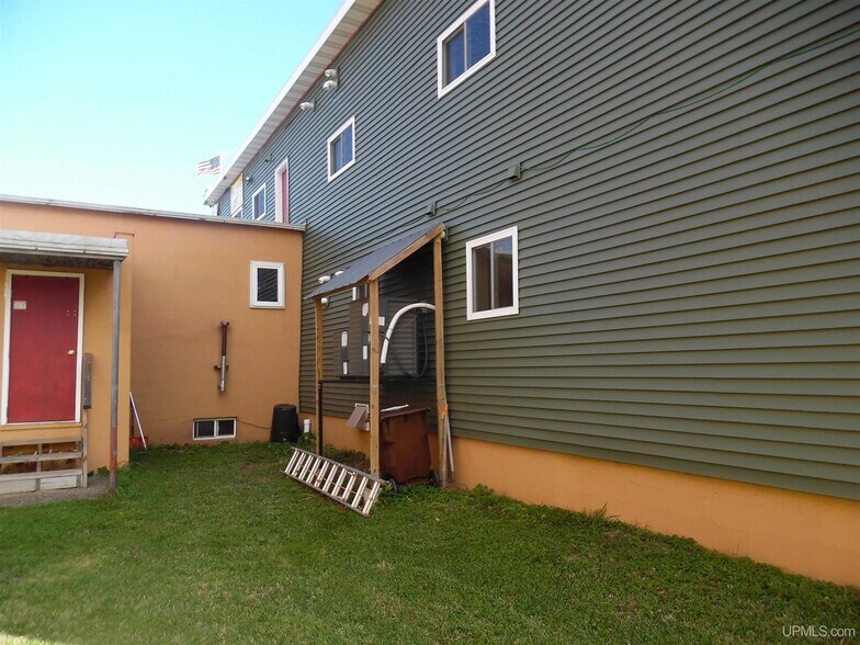 More Photos Of 31 Trimountain Ave, South Range Bar For Sale