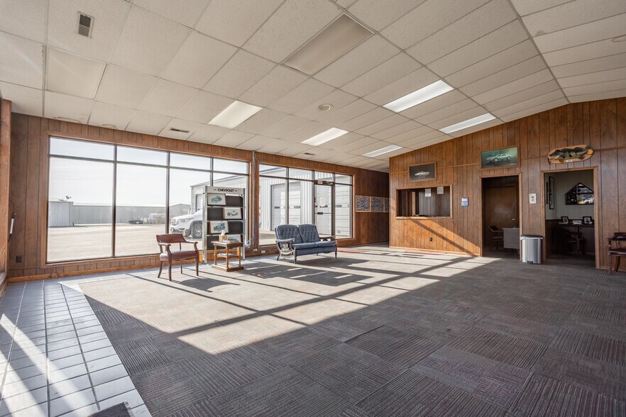 More Photos Of 3111 S Springfield Ave, Bolivar Auto Dealership For Sale