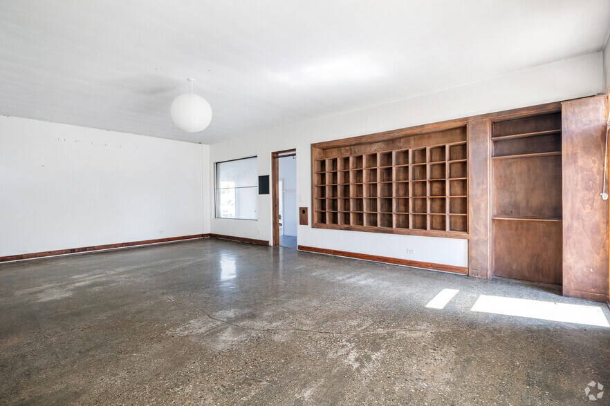 More Photos Of 2121 Lincoln Blvd, Venice Freestanding For Lease