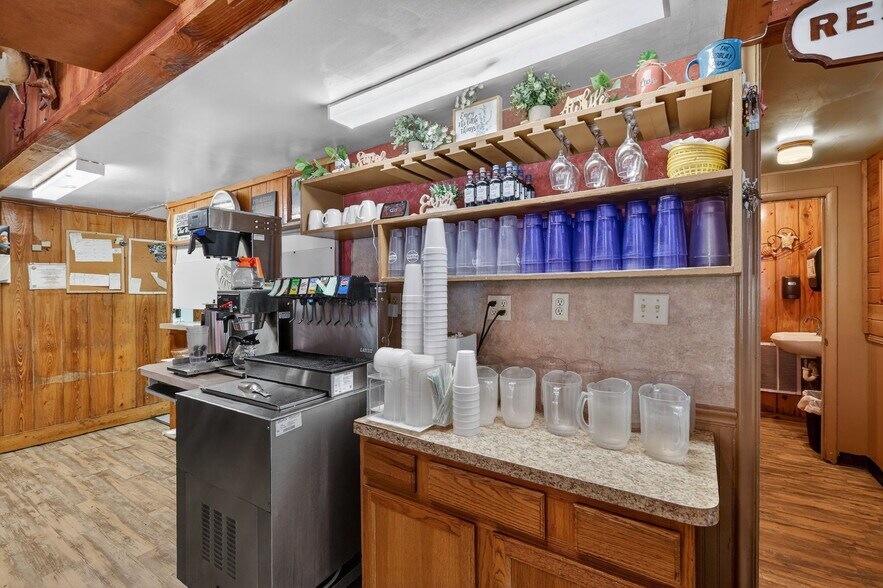 More Photos Of 2396 N Country Road 470, Lake Panasoffkee General Retail For Sale