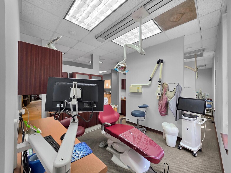 More Photos Of 6429 Fairmont Pky, Pasadena Office For Sale