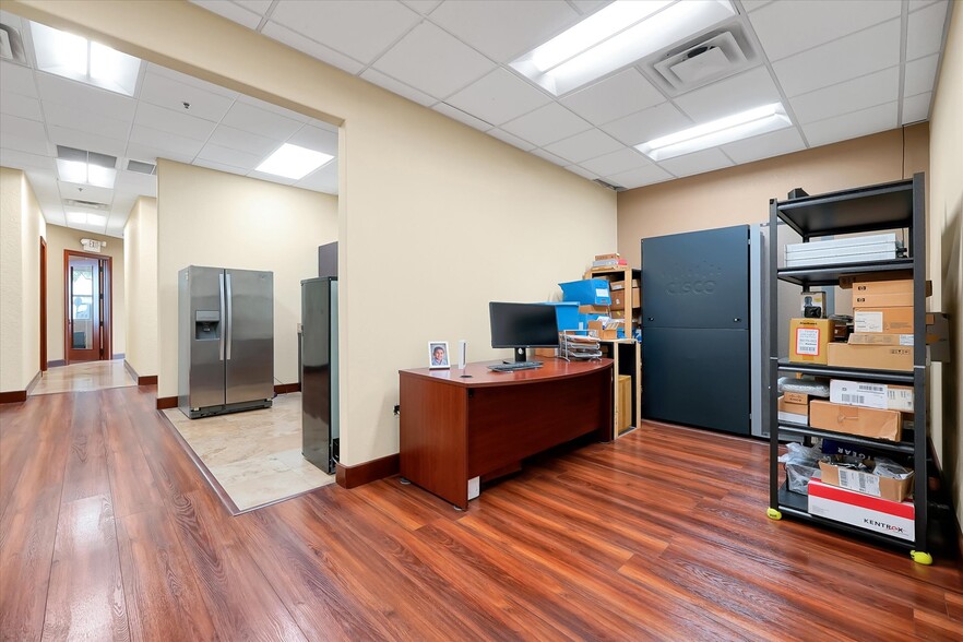 More Photos Of 8810 Commodity Cir, Orlando Showroom For Lease