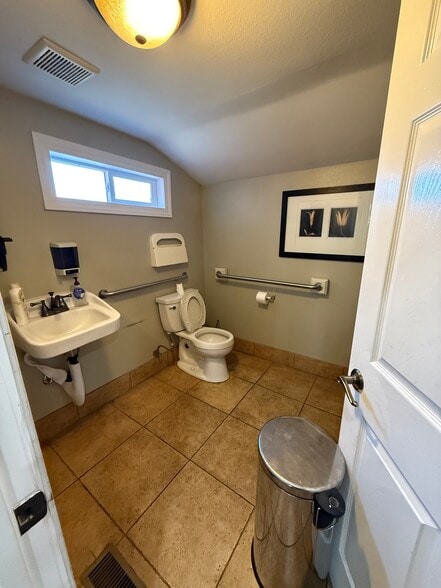 More Photos Of 323 W Powell Blvd, Gresham Freestanding For Lease