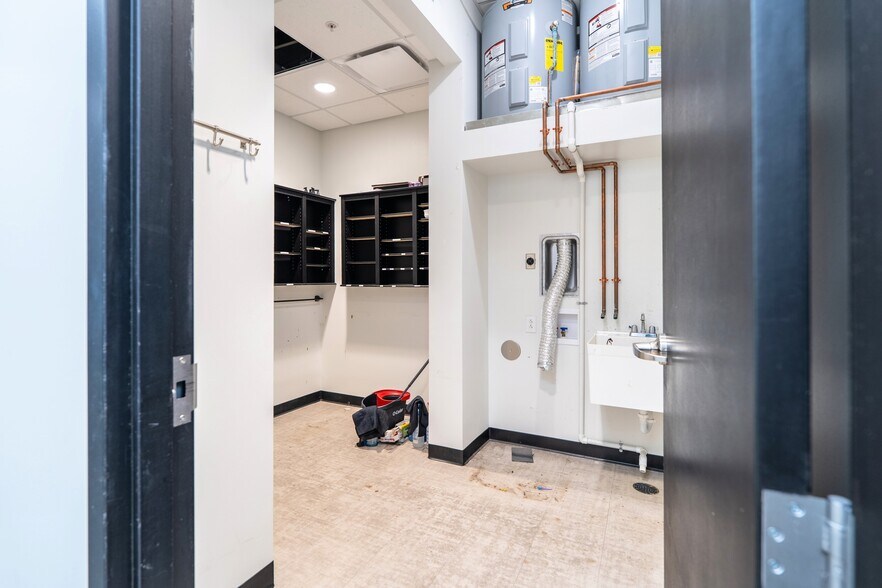 More Photos Of 6170 Bennett Dr, Edwardsville General Retail For Lease