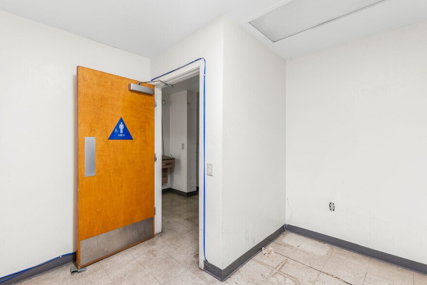 More Photos Of 106-108 W Main St, Woodland General Retail For Sale