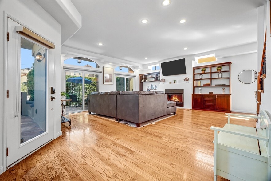 More Photos Of 179 Pomona Ave, Long Beach Hospitality For Sale