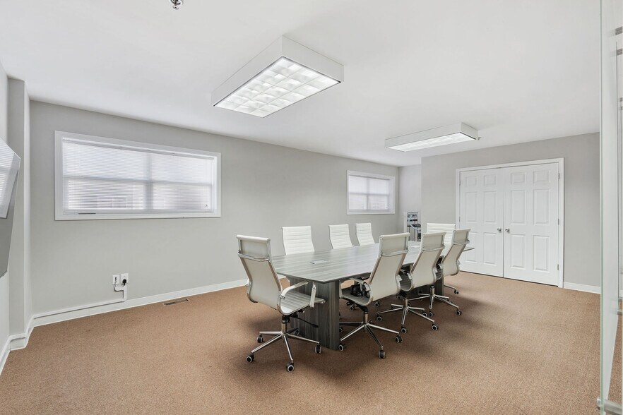 More Photos Of 4922 Port Royal Rd, Spring Hill Showroom For Lease