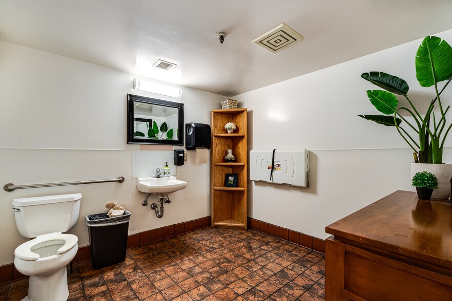 More Photos Of 1270 Broadway, Sonoma Freestanding For Sale