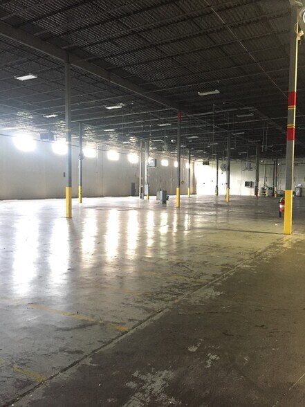 More Photos Of 2700 W Roosevelt Rd, Chicago Distribution For Lease