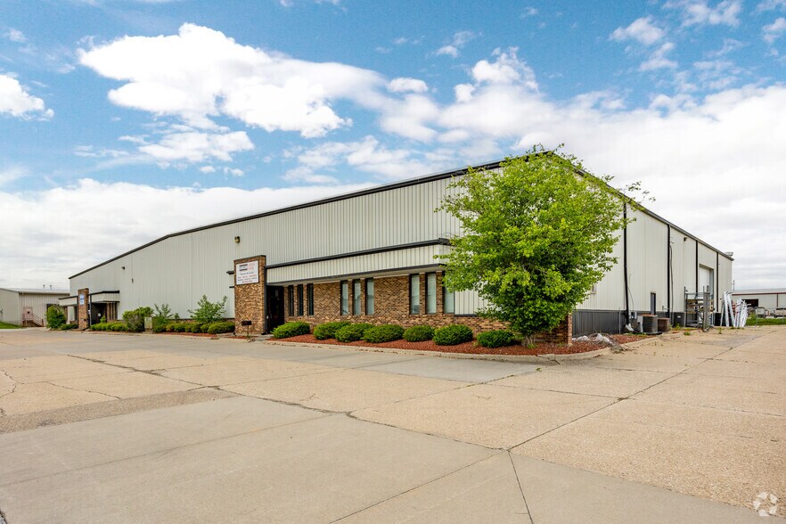 More Photos Of 5727 NE 16th St, Des Moines Warehouse For Lease