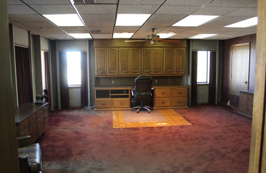 More Photos Of 4310 Oklahoma Ave, Woodward Distribution For Sale