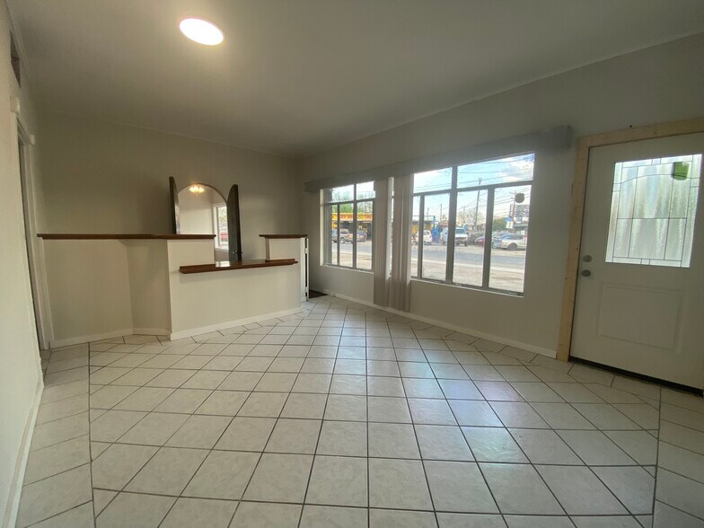More Photos Of 1543 W Summit Ave, San Antonio Showroom For Sale