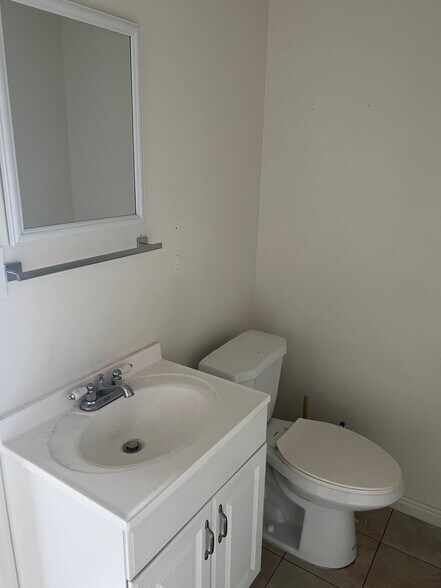 More Photos Of 1455-1463 W Center St, Orem Showroom For Lease
