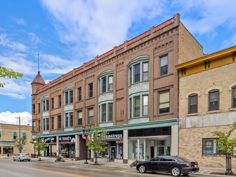 More Photos Of 921-931 8th St, Manitowoc Office For Sale