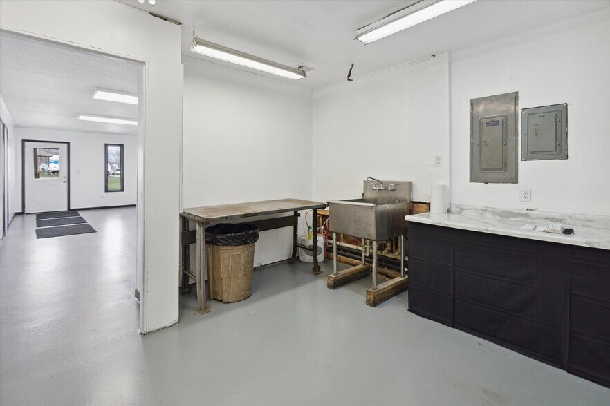 More Photos Of 1395 W Monroe Rd, Saint Louis Office For Sale