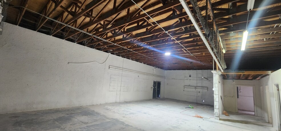 More Photos Of 284 S Center St, Pierson Auto Repair For Lease