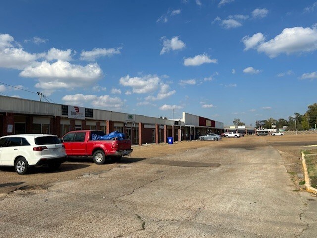 More Photos Of 1575 Jerry Clower Blvd, Yazoo City Storefront For Sale