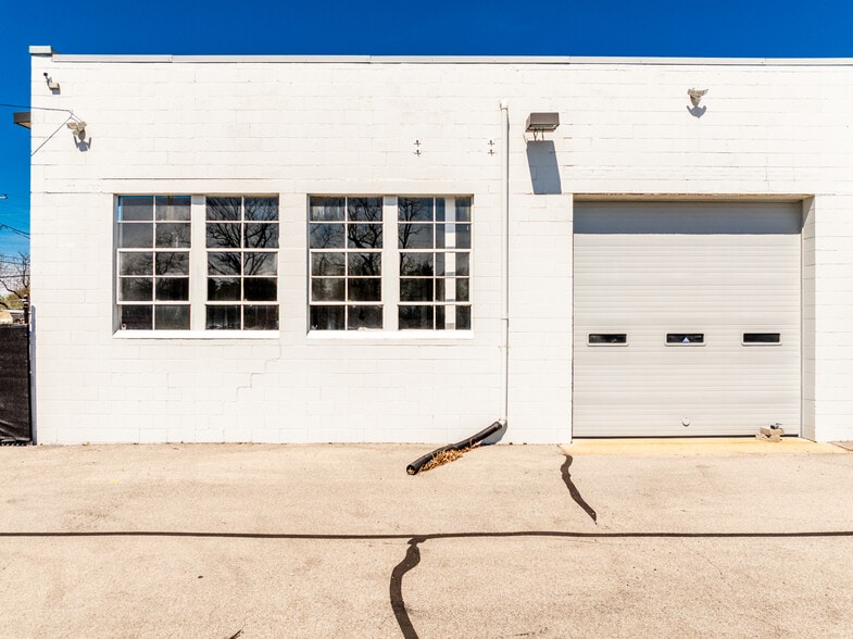 More Photos Of 5513 N Oxford St, Indianapolis Showroom For Lease