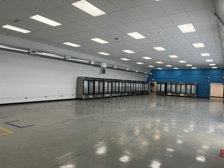 More Photos Of 165 Woodfield Rd, West Hempstead Warehouse For Lease