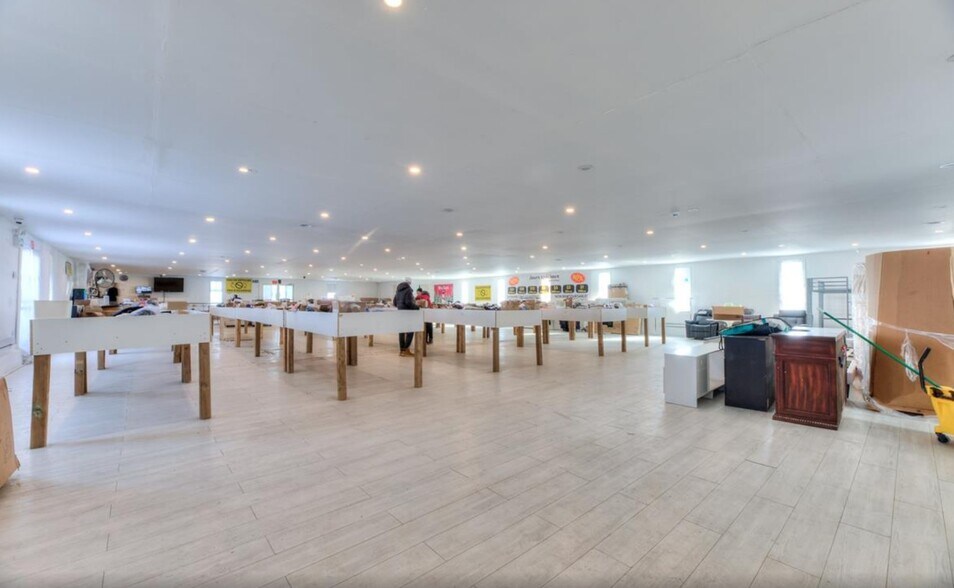 More Photos Of 20 Montée Lasaline, St-Constant Storefront For Sale