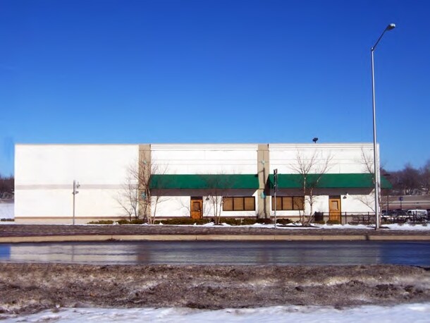 More Photos Of 4323-4357 N Chouteau Tfwy, Kansas City Unknown For Lease