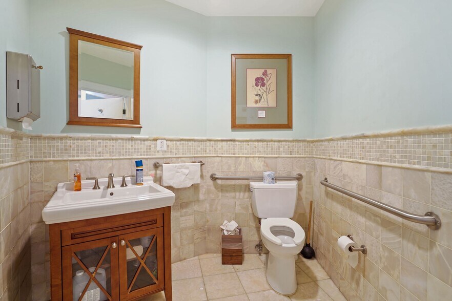 More Photos Of 1011 New Hampshire Ave NW, Washington Office For Sale