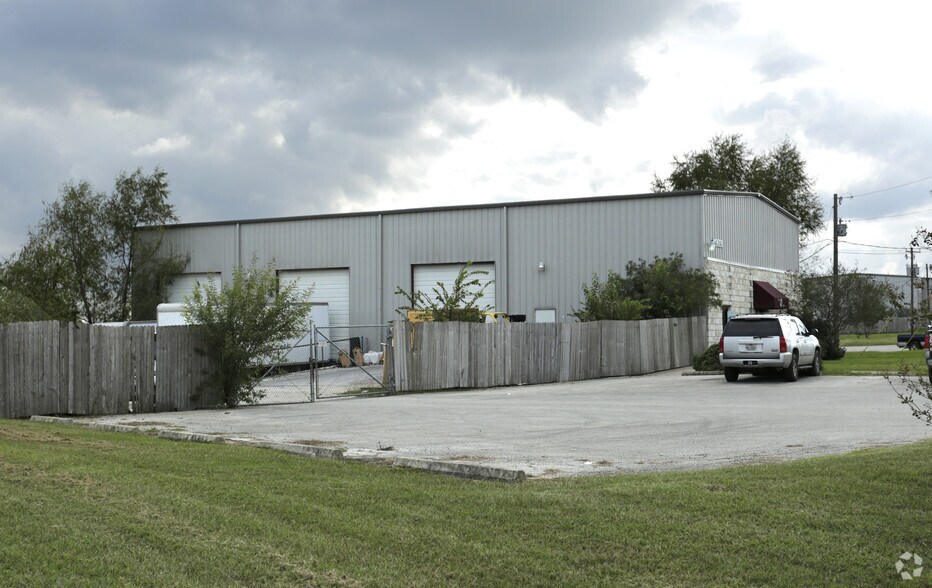 Primary Photo Of 421 Commercial Dr, Buda Warehouse For Lease