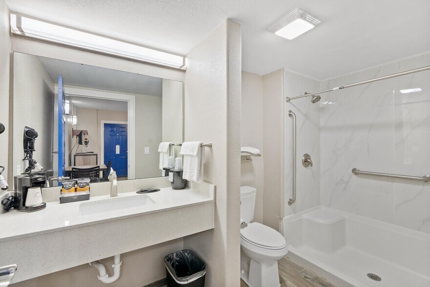 More Photos Of 1212 E Laurel St, Rockport Hotel For Sale