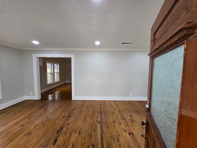 More Photos Of 1523 Avenue C, Katy Flex For Lease