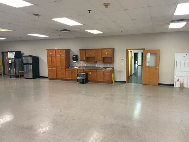 More Photos Of 300 E 39th St, Hastings Distribution For Lease
