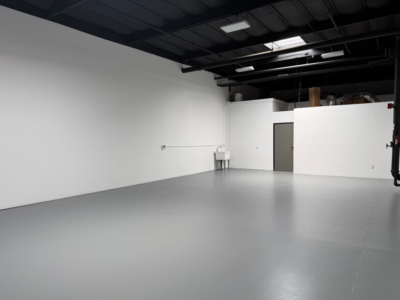 More Photos Of 1422 S Allec St, Anaheim Light Manufacturing For Lease