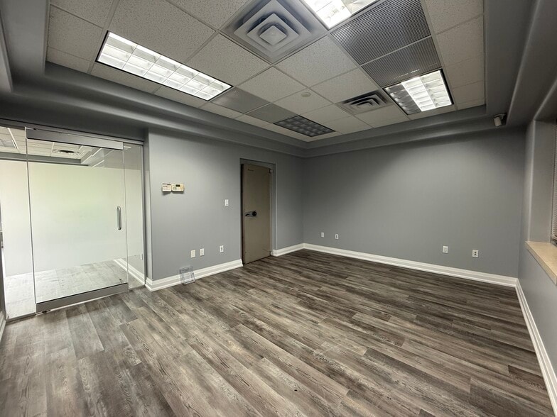 More Photos Of 361 King St, Midland Office For Sale