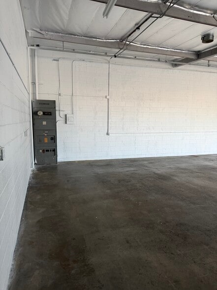 More Photos Of 11011 Glenoaks Blvd, Pacoima Warehouse For Lease