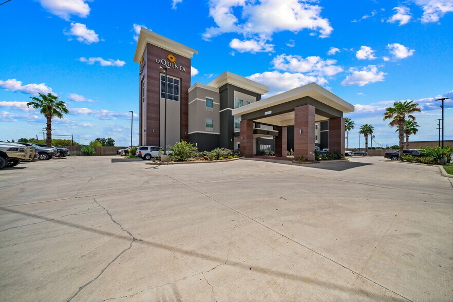 More Photos Of 110 Bmt Dr, Jourdanton Hotel For Sale