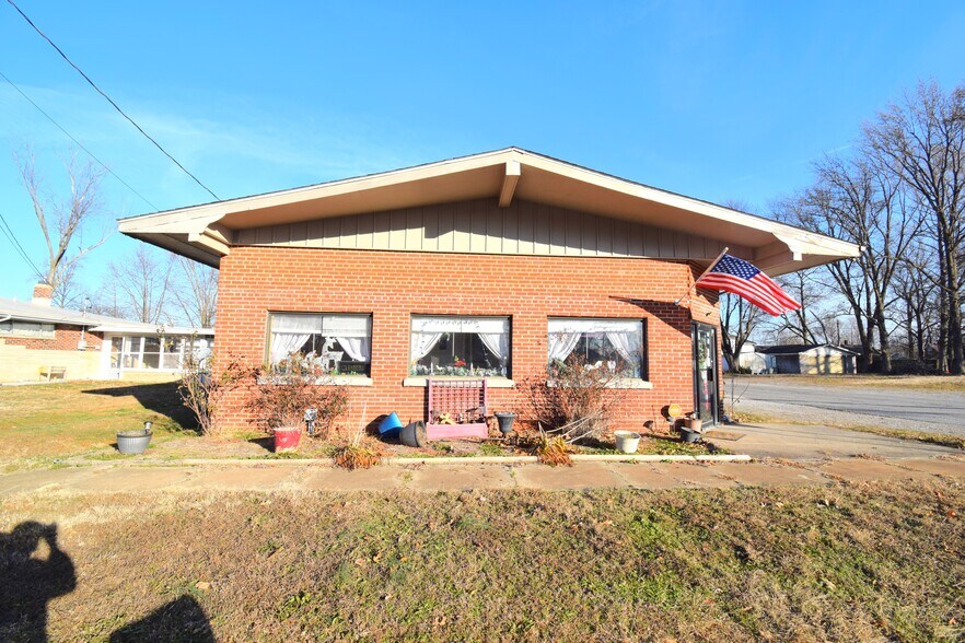 More Photos Of 502 W Franklin St, Sesser Office For Sale