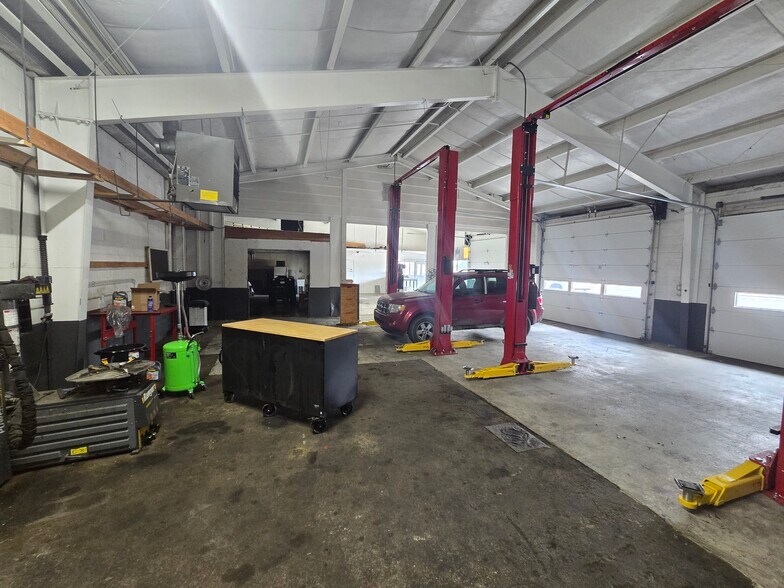 More Photos Of 300 Diagonal St, Clarkston Auto Repair For Sale