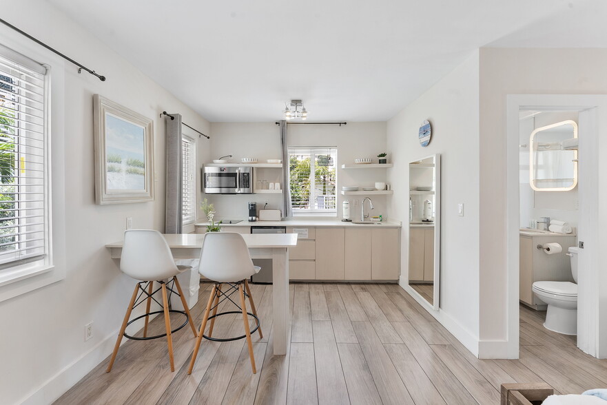 More Photos Of 3020-3024 Seville St, Fort Lauderdale Hotel For Sale