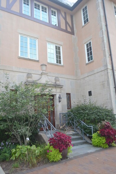 More Photos Of 430 Park Ave, Highland Park Office For Lease