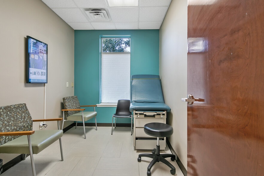 More Photos Of 303-305 Tilghman Dr, Dunn Medical For Lease