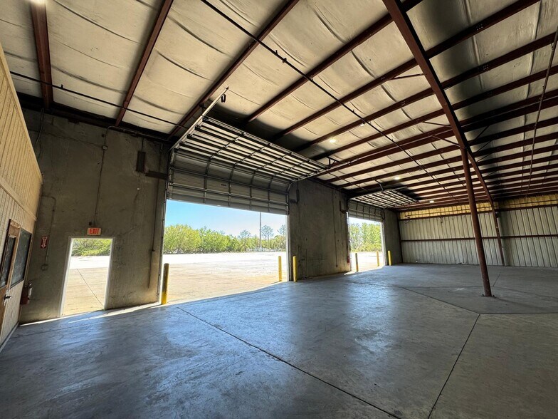 More Photos Of 5050 Gateway Blvd, Lakeland Distribution For Lease